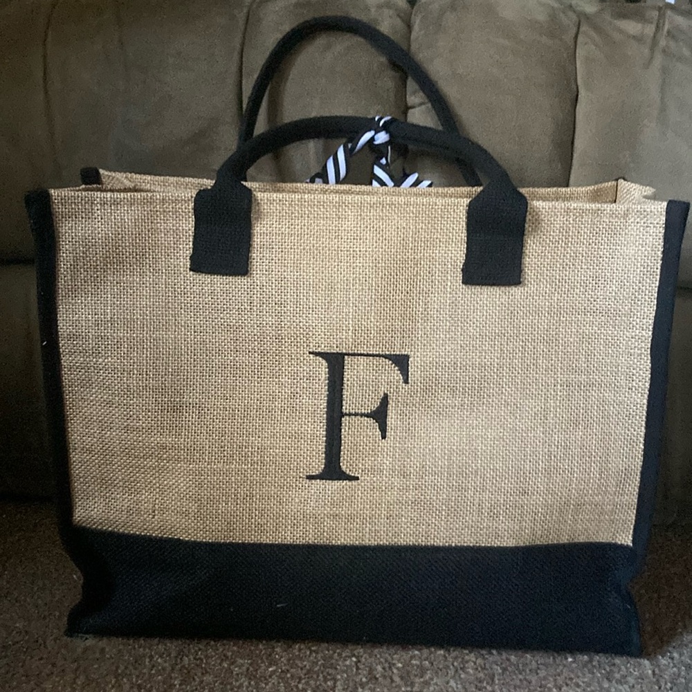 100% Jute bag and matching zippered wristlet. Pet and smoke free household.
